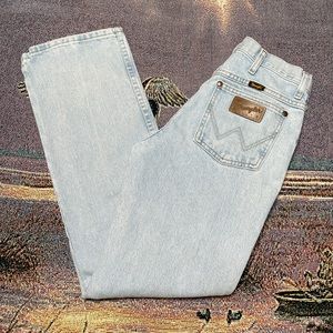 Vintage Wrangler Light Wash High Waist Mom Jean 

Labeled as 30x32